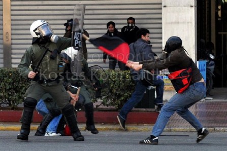 Διαδηλώσεις αθήνα Ελλάδα νεολαία κουκουλοφόροι δακρυγόνα αστυνομία συλλήψεις